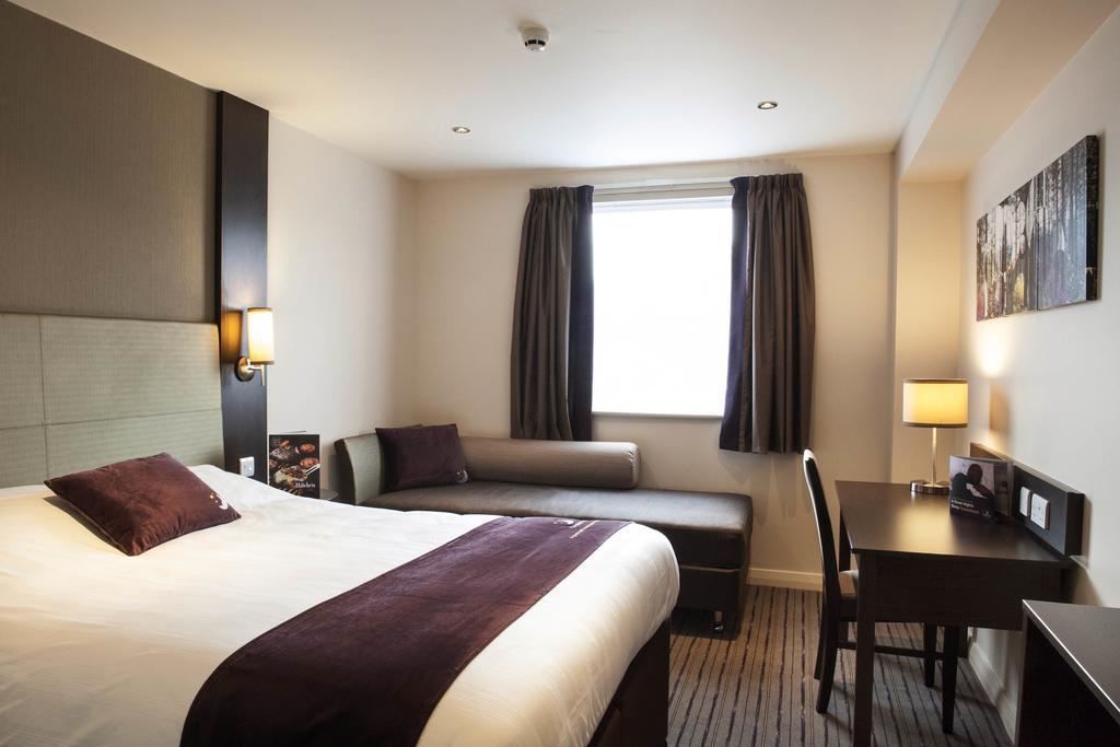 Premier Inn London Heathrow M4/J4 Hillingdon Eksteriør bilde